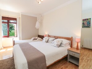 4 quartos, individualmente decorados, individualmente mobiliados