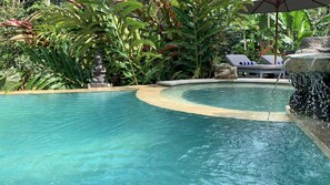 Una piscina al aire libre