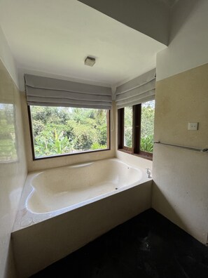 Ducha y bañera combinadas, secador de pelo, toallas y jabón