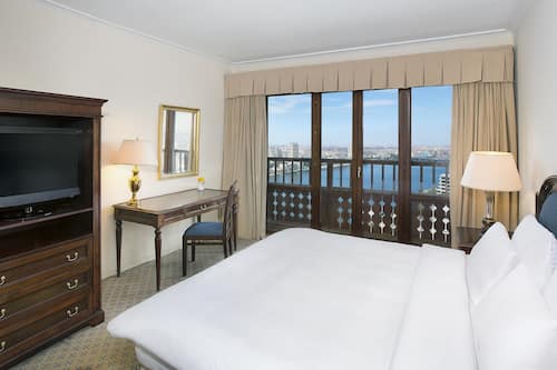 In-room safe, laptop workspace, blackout drapes, iron/ironing board