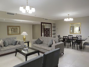 Deluxe Regent Suite City View | Área de estar | TV LED 42 polegadas com canais a cabo, TV
