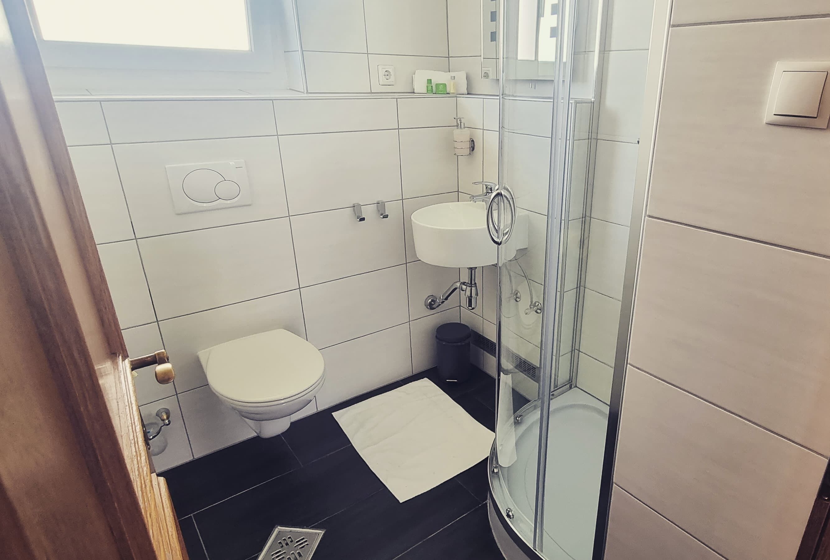 Badkar, hårtork, handdukar och tvål