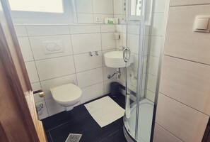 Badewanne, Haartrockner, Handtücher, Seife