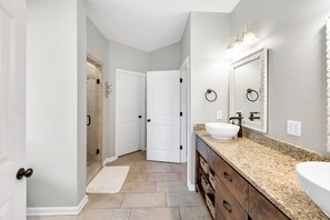 Combined shower/bathtub, hair dryer, towels, soap - Quiet Game Day home 9 miles from Alabama campus (Tuscaloosa)