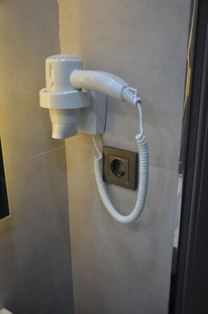 Shower, hydromassage showerhead, free toiletries, hair dryer