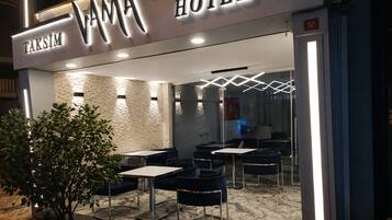 Un sauna, una bañera de hidromasaje, baño turco