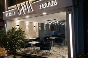 Sauna, hot tub, steam room, hot stone massages, deep-tissue massages