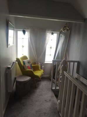 House, 1 Queen Bed | Living room