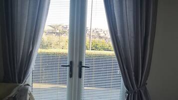 Maison, 1 grand lit | 1 chambre, fer et planche Ă  repasser, Wi-Fi gratuit, draps fournis