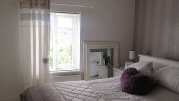 House, 1 Queen Bed | 1 bedroom, iron/ironing board, WiFi (free), bed sheets