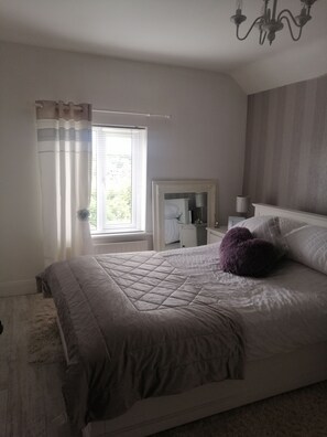 House, 1 Queen Bed