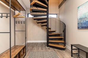 Casa com design assinado, banheiro privativo (The Coach House) | Saguão