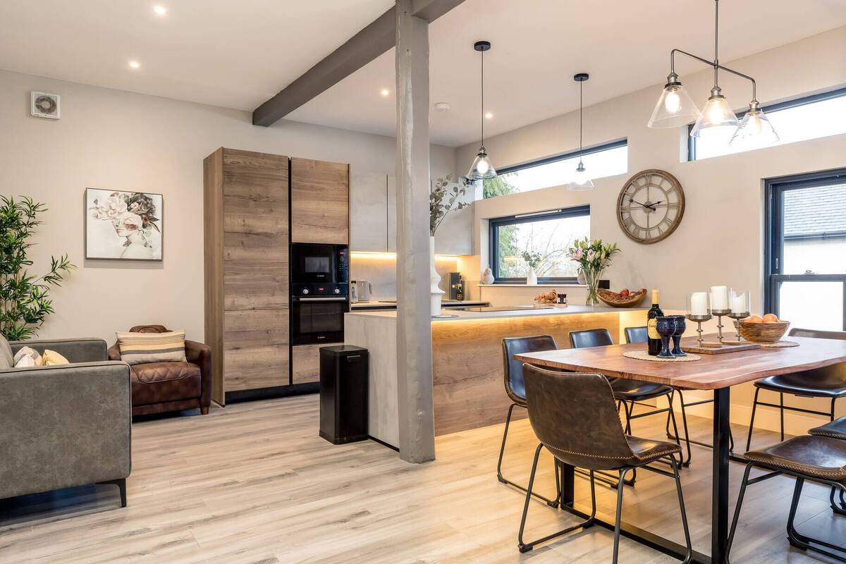 Nhà có thiết kế đặc trưng, phòng tắm riêng (The Coach House) | Khu ăn uống