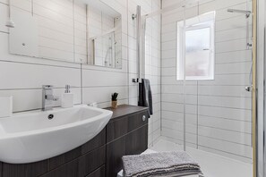 Superior House, Private Bathroom | Shared kitchen - Church View (Exeter)