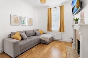 Superior House, Private Bathroom | Lounge - Church View (Exeter)