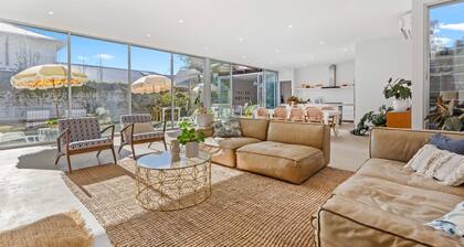 POOLSIDE PARADISE - MOUNT ELIZA