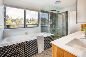 Bañera, secador de pelo, toallas y jabón