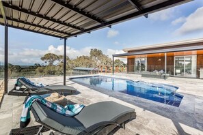 Una piscina al aire libre, una piscina climatizada