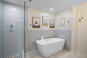 Ensemble baignoire-douche, séchoir à cheveux