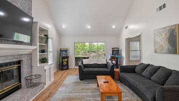 Televisor intel·ligent, llar de foc, taula de tennis de taula i llibres