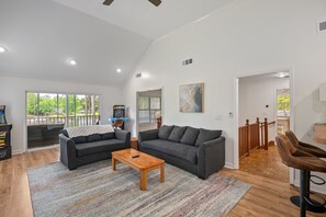 تلفزيون ذكي، مدفأة، تنس طاولة، كُتُب