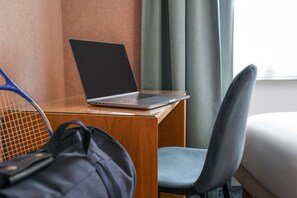 Standard Room, 1 King Bed, Non Smoking | Room amenity