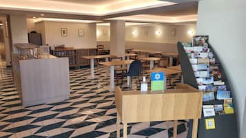 Tägliches Frühstücksbuffet (11.5 EUR pro Person)