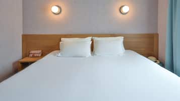 Habitación estándar, 1 cama de matrimonio grande, no fumadores | Ropa de cama de alta calidad, escritorio, cortinas opacas