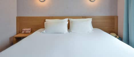 Habitación estándar, 1 cama King size, para no fumadores | Ropa de cama de alta calidad, escritorio y cortinas blackout