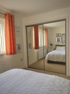 2 habitaciones, tabla de planchar con plancha, wifi y ropa de cama