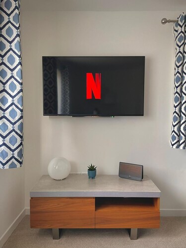 Bright 2-bedroom apartment with parking in Montrose