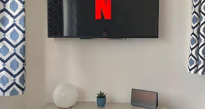 Bright 2-bedroom apartment with parking in Montrose