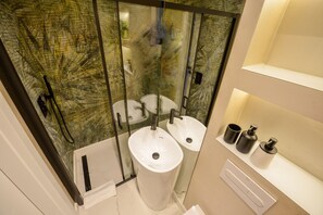 Douche, sèche-cheveux, serviettes fournies, savon