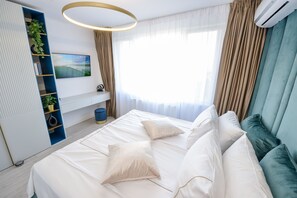 1 chambre, bureau, rideaux occultants, fer et planche à repasser