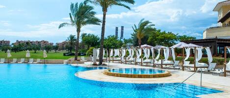 Een buitenzwembad en een verwarmd zwembad