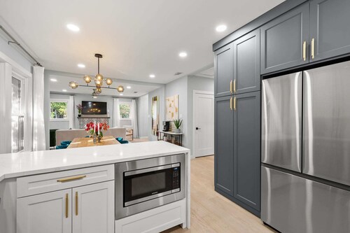 The Hansel-Modern 4 Bed, 3 Bath Bungalow, Hot Tub