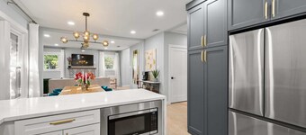 The Hansel-Modern 4 Bed, 3 Bath Bungalow, Hot Tub