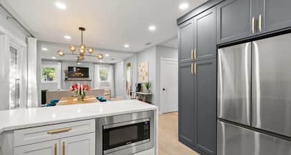 The Hansel-Modern 4 Bed, 3 Bath Bungalow, Hot Tub