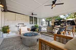 Terrace/patio - The Hansel-Modern 4 Bed, 3 Bath Bungalow, Hot Tub (Dallas)