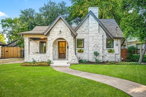 Exterior - The Hansel-Modern 4 Bed, 3 Bath Bungalow, Hot Tub (Dallas)