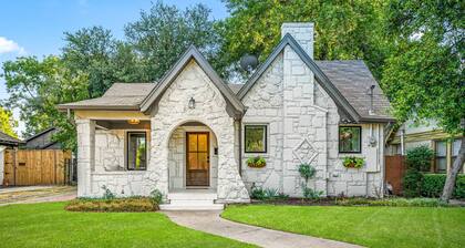 The Hansel-Modern 4 Bed, 3 Bath Bungalow, Hot Tub