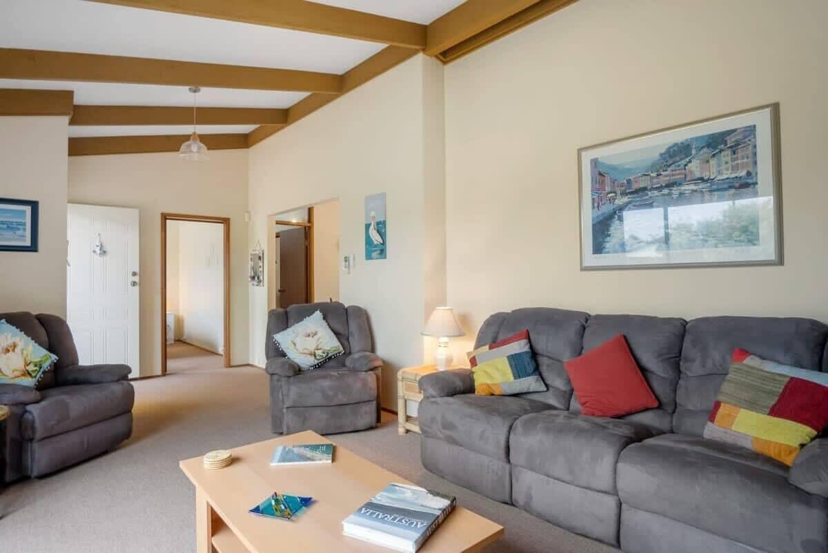 TV, DVD player, books, stereo