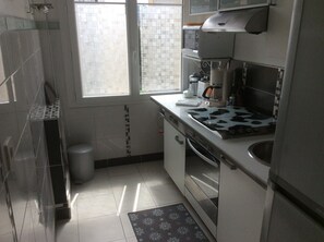 Een koelkast, een microgolfoven, een oven, een kookplaat