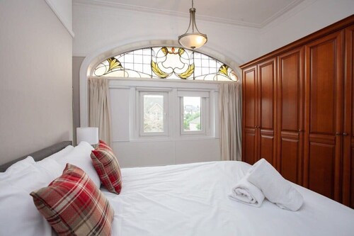 Charming 2 Bed Flat in Giffnock