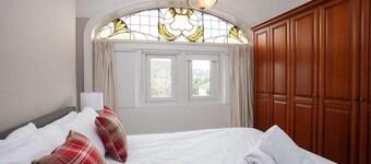 Charming 2 Bed Flat in Giffnock