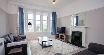 Charming 2 Bed Flat in Giffnock