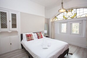 2 bedrooms, iron/ironing board, travel crib, WiFi - Charming 2 Bed Flat in Giffnock (Giffnock)