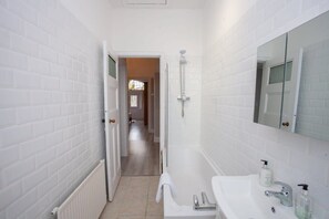 Bathtub, hair dryer, towels - Charming 2 Bed Flat in Giffnock (Giffnock)
