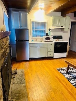 Oven, stovetop, coffee/tea maker, cookware/dishes/utensils