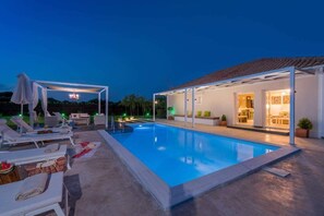 Lämmitetty uima-allas